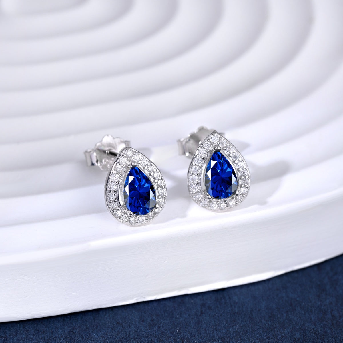 Luxurious Water Drop Shape Earrings