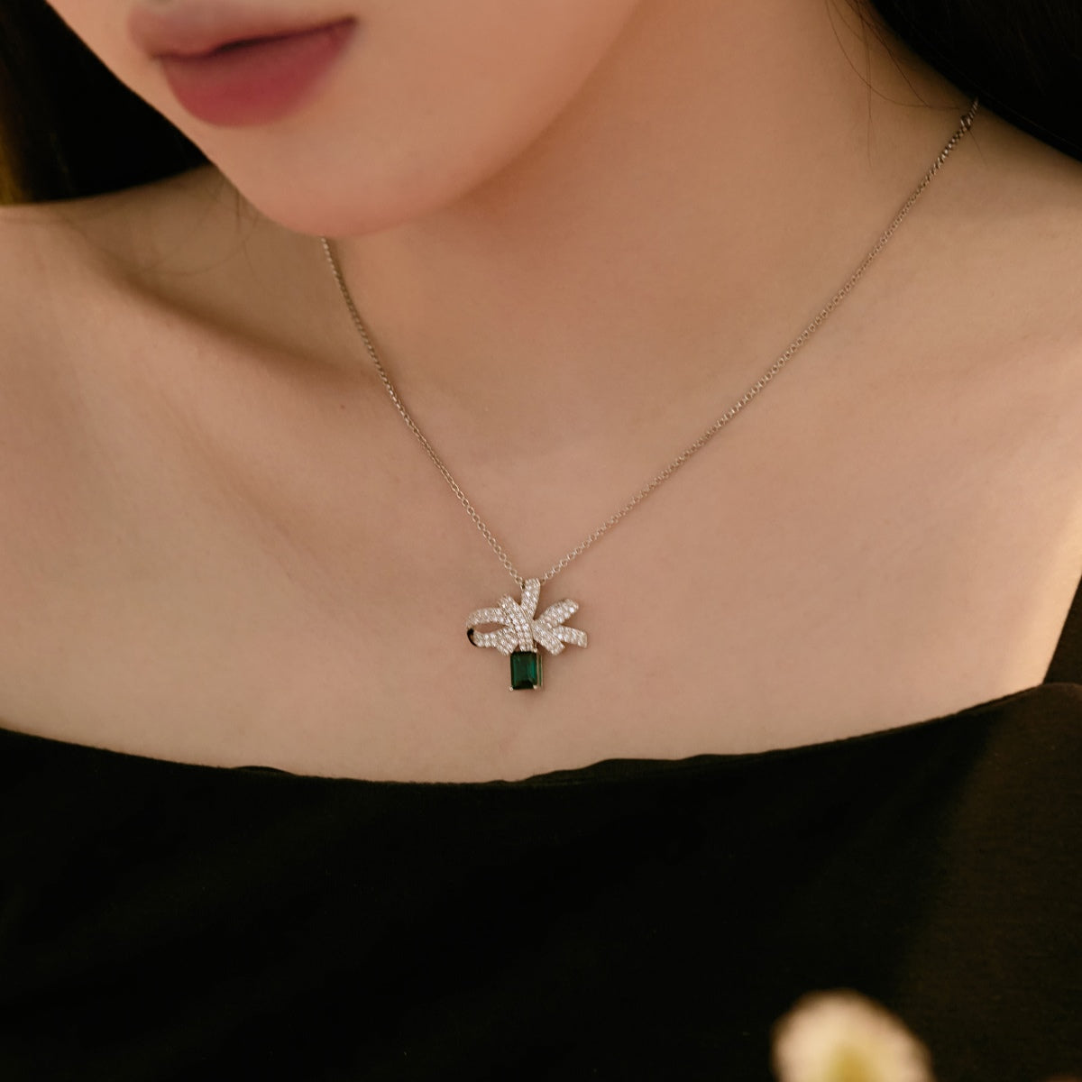 Luxurious Flower Shape Emerald Cut Necklace